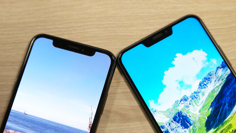 Which one is the Zenfone 5 and which one is an iPhone X? (Hint: the Zenfone is on the right)
